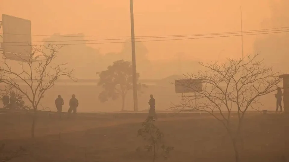 Queimadas e tempo seco podem causar conjuntivite? Entenda