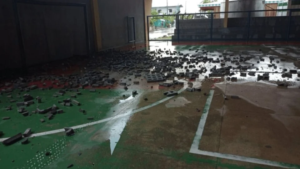 Temporal destelha 15 casas e destrói teto de escola em Manacapuru