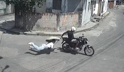 VÍDEO: suspeito arrasta jovem ao tentar roubá-la em Manaus