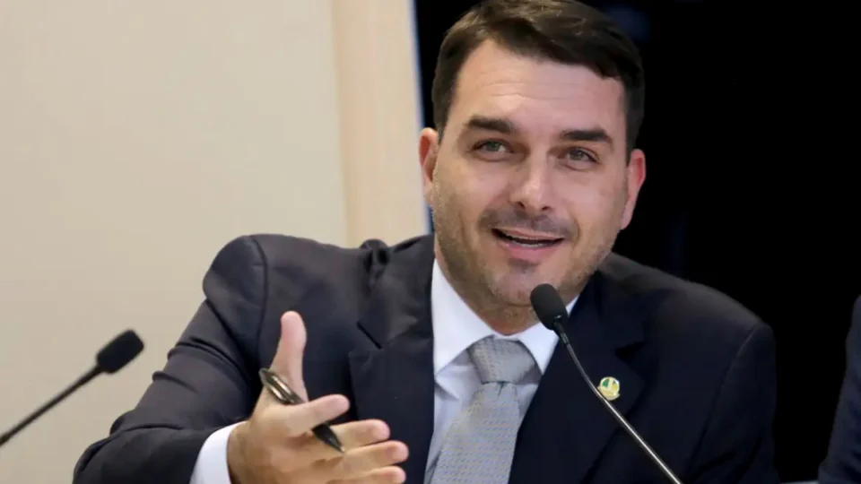 Silvio Almeida é chamado de ‘taradão da Esplanada’ por Flávio Bolsonaro