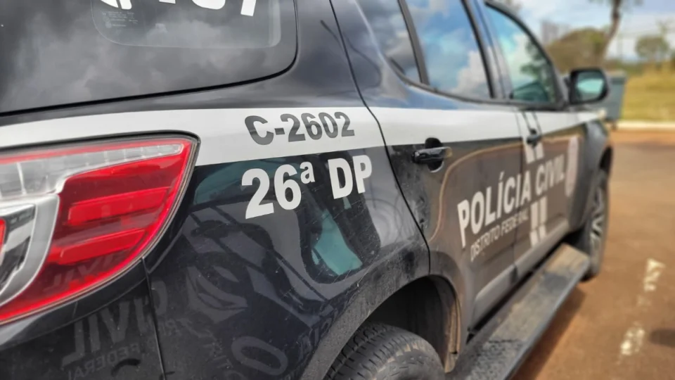 Homem é preso por atropelar e agredir vizinho no DF