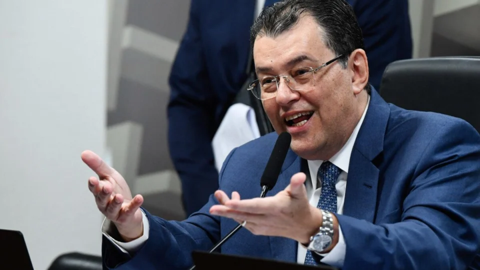 Reforma tributária: Eduardo Braga entrega relatório na CCJ do Senado