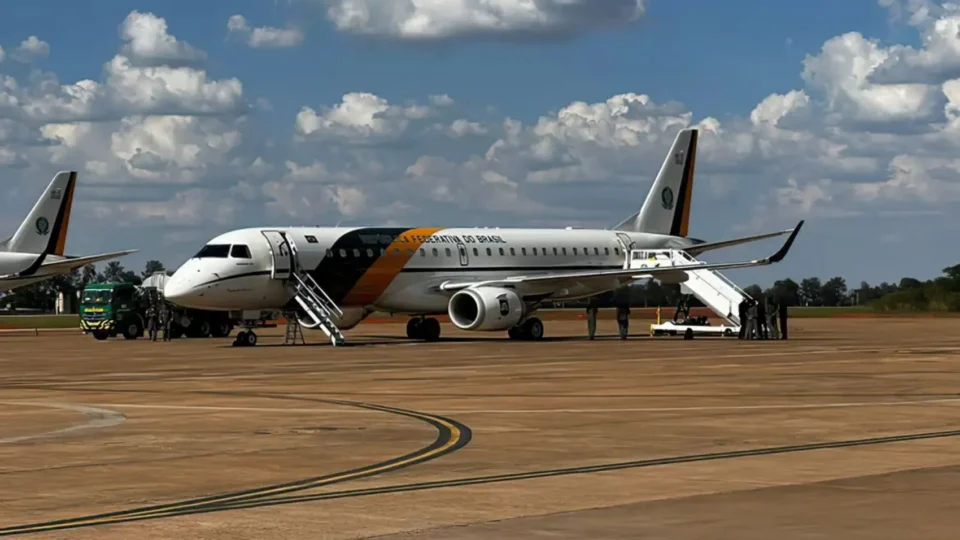 Avião de Lula pousa em Brasília sem intercorrências