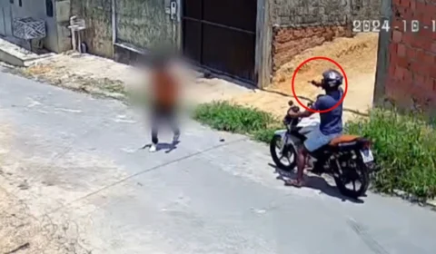 Adolescente é vítima de assalto por motociclista armado em Manaus; veja vídeo