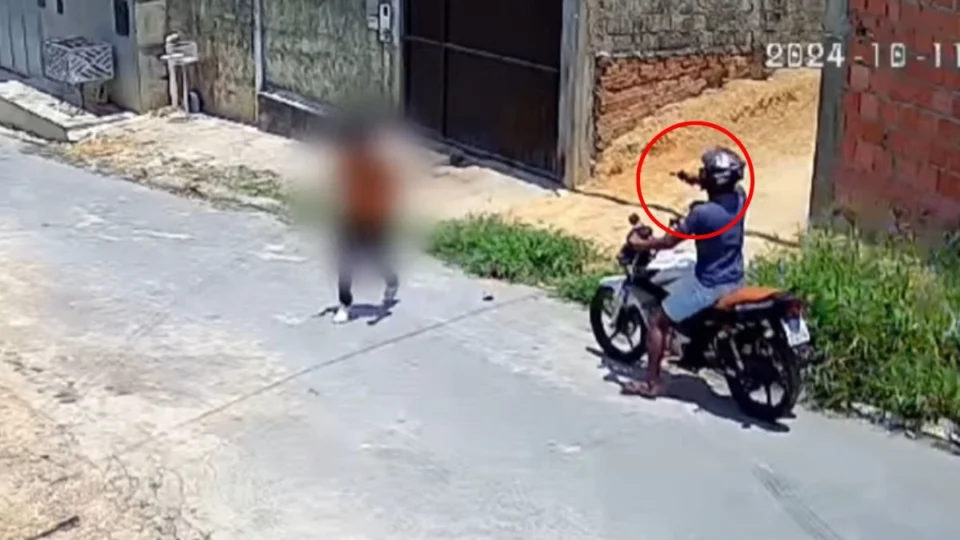 Adolescente é vítima de assalto por motociclista armado em Manaus; veja vídeo