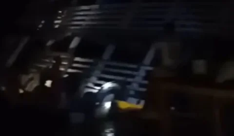 Barco naufraga após bater em pedra em Manacapuru; veja vídeo