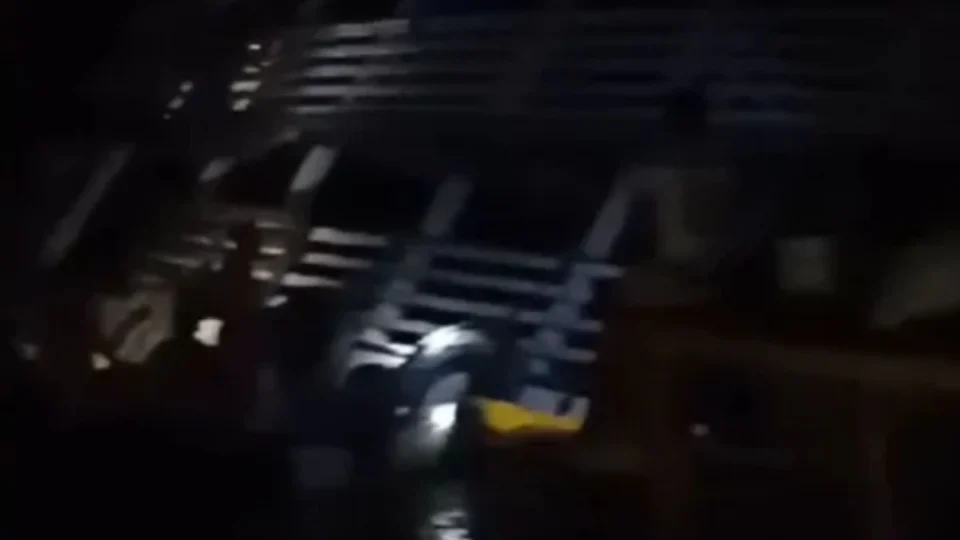 Barco naufraga após bater em pedra em Manacapuru; veja vídeo