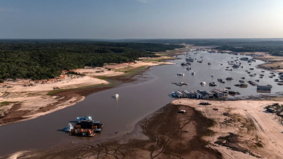 Rio Negro sobe 3 cm em 24 horas após atingir seca histórica; veja