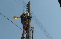 Caminhonete derruba poste e causa apagão na Ataíde Teive