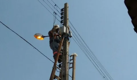 Caminhonete derruba poste e causa apagão na Ataíde Teive