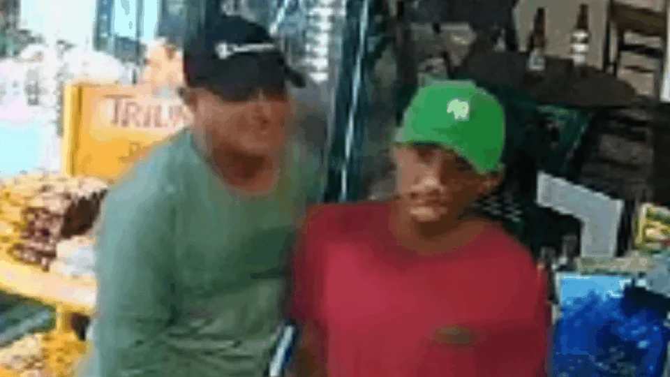 Suspeitos de assaltar loja de conveniência são procurados em Manaus
