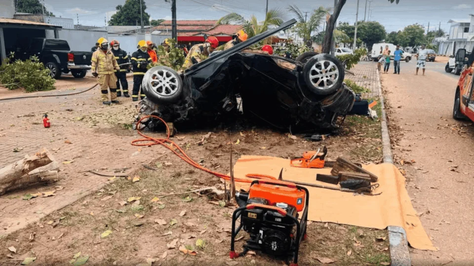 VÍDEO: Motorista perde controle de veículo, derruba 3 árvores e capota