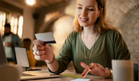 Cartão de loja: vale a pena? conheça os benefícios e os riscos