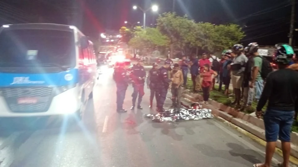 Mulher morre em acidente de moto em Manaus; suspeito fugiu