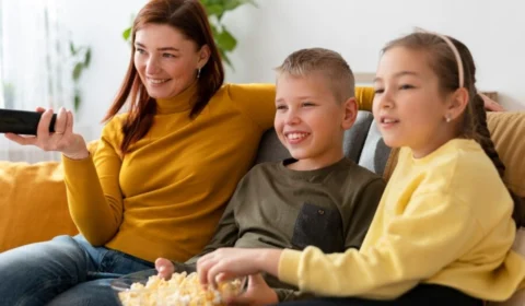 Dia das crianças: o que assistir com elas na TV