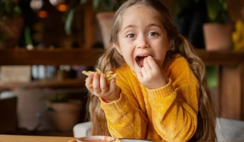 Dia das crianças: por que é importante comer longe das telas?