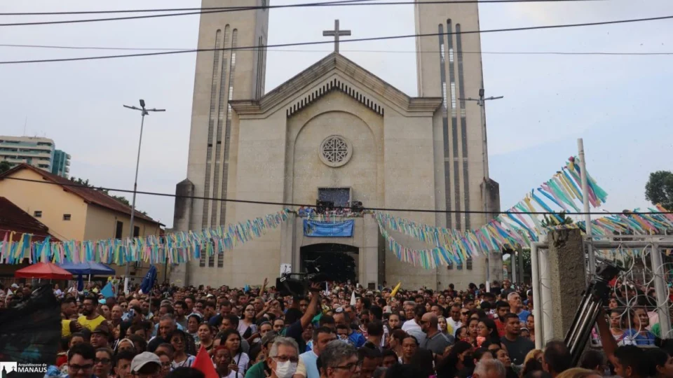 Devotos celebram Dia de Nossa Senhora Aparecida em Manaus