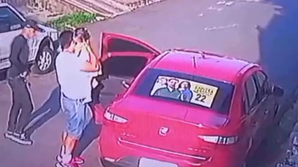 Dupla rende homem com criança e rouba carro em Manaus; veja vídeo