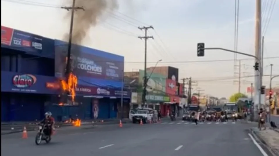 Fiação de poste pega fogo na zona leste de Manaus; veja vídeo