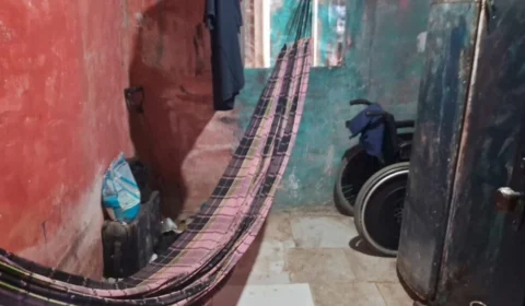 Filhos são presos por deixar mãe idosa sem comida e abandonada em Manaus