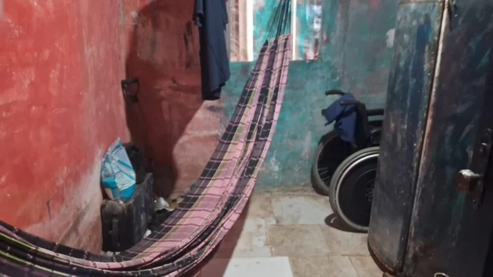 Filhos são presos por deixar mãe idosa sem comida e abandonada em Manaus