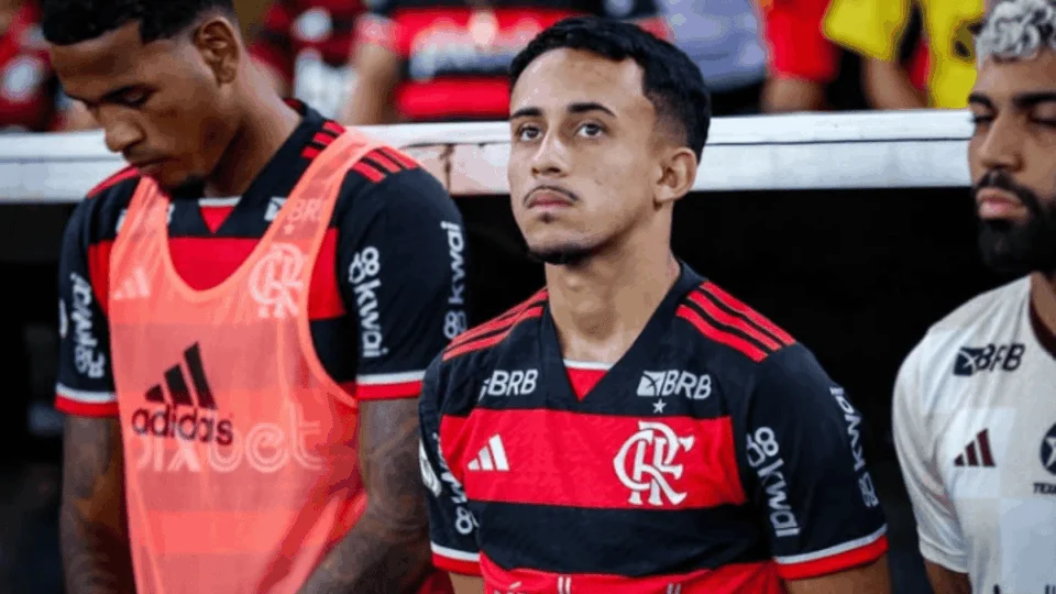 Mulher é ameaçada por torcedores do Flamengo após vídeo íntimo com jogador Matheus Gonçalves