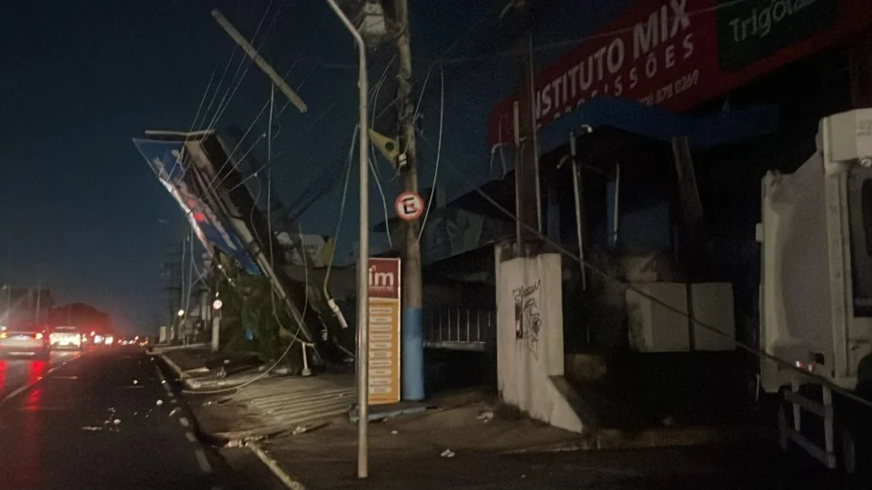 Forte chuva derruba outdoor e deixa bairros sem energia em Manaus; veja vídeo