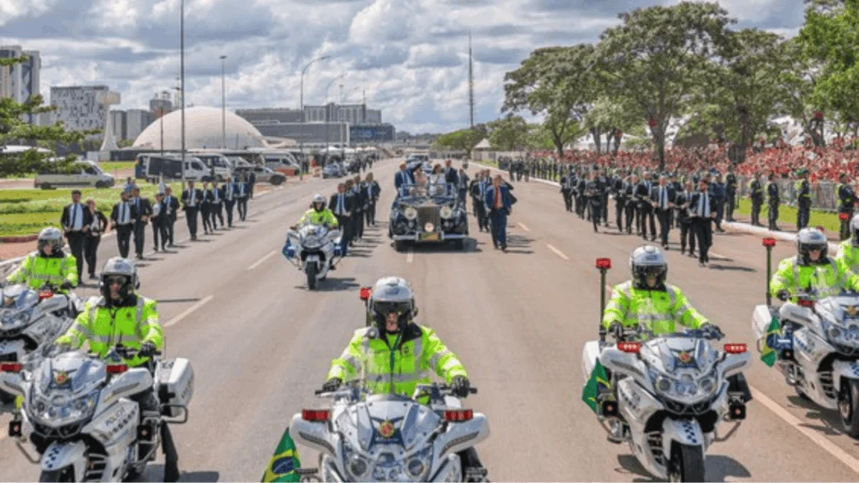 Equipe de Lula tem carro roubado no local onde presidente vai votar