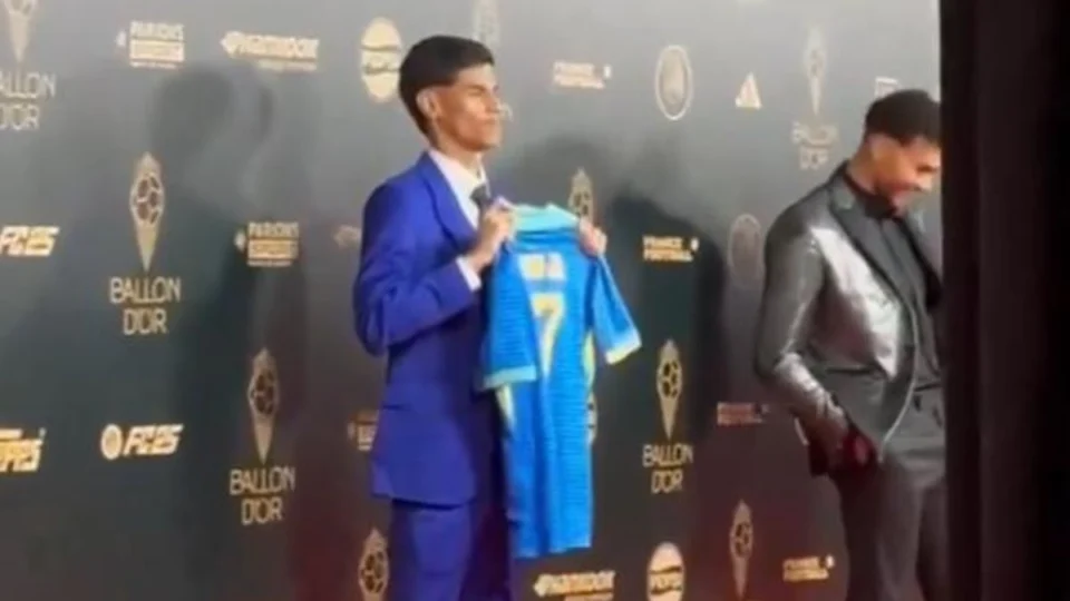 Bola de Ouro 2024: Luva de Pedreiro ergue camisa de Vini Jr no tapete vermelho