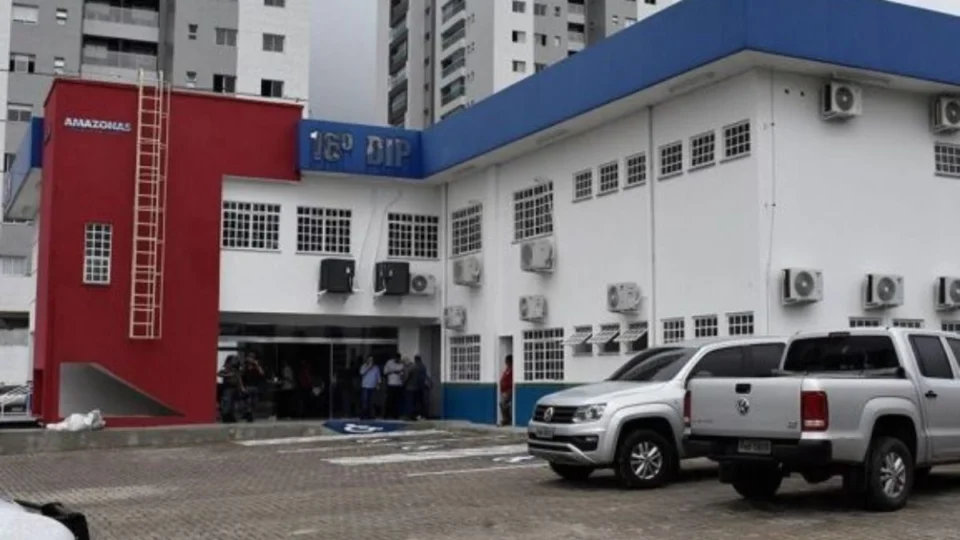 Industriário abusa de adolescente de 13 anos e é quase linchado em Manaus