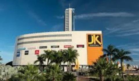 Teto de shopping do DF cai sobre família que pedia milk-shake