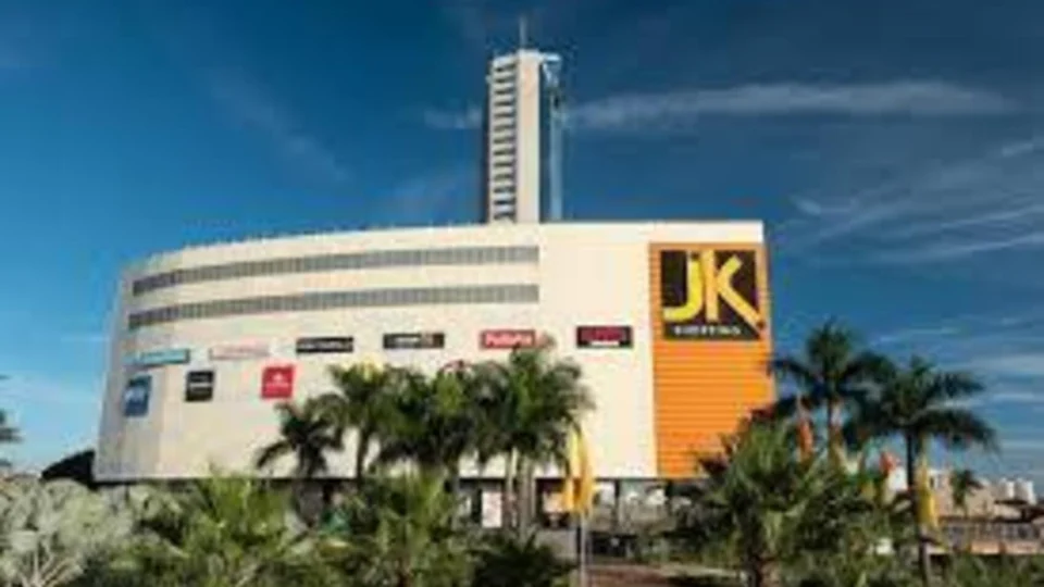 Teto de shopping do DF cai sobre família que pedia milk-shake