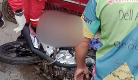 Jovem morre e outra fica em estado grave após acidente entre motos no AM; veja vídeo