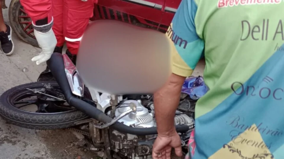 Jovem morre e outra fica em estado grave após acidente entre motos no AM; veja vídeo