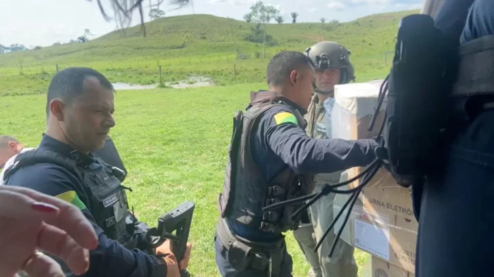 Eleições 2024: Em áreas remotas do Acre, urnas foram levadas de barco e helicóptero