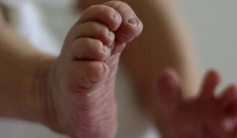Mãe abandona três crianças em casa para ir à festa em Manaus