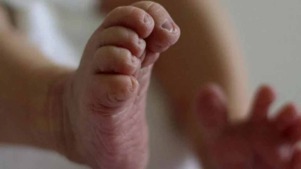 Mãe abandona três crianças em casa para ir à festa em Manaus