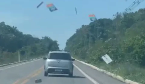 Passageiros de carro são flagrados jogando ‘Santinhos’ em Presidente Figueiredo