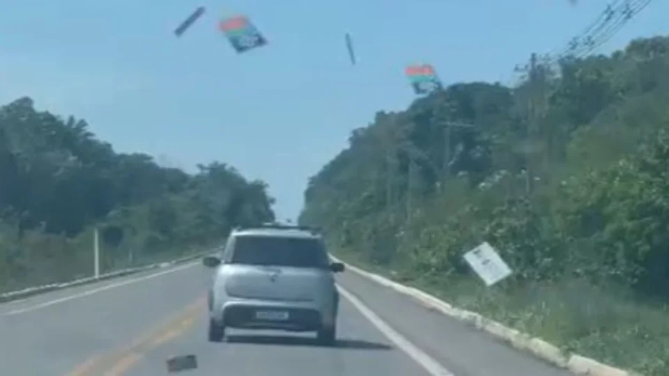 Passageiros de carro são flagrados jogando ‘Santinhos’ em Presidente Figueiredo