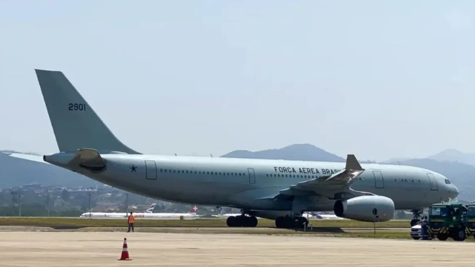 FAB envia quinto voo para resgatar brasileiros no Líbano