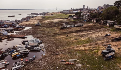 Após atingir seca histórica, volume de água do rio Negro continua a recuar em Manaus