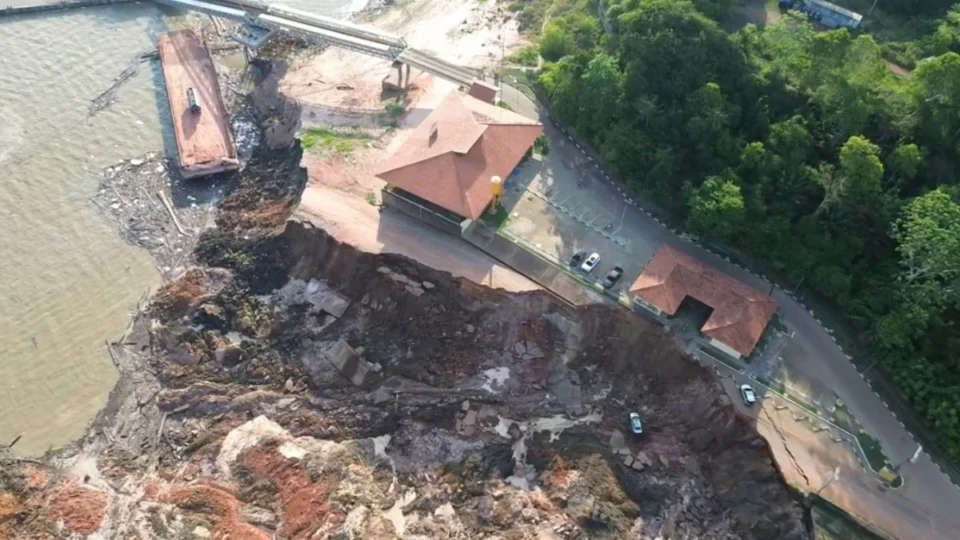 Terras caídas em Manacapuru: entenda fenômeno que atingiu porto