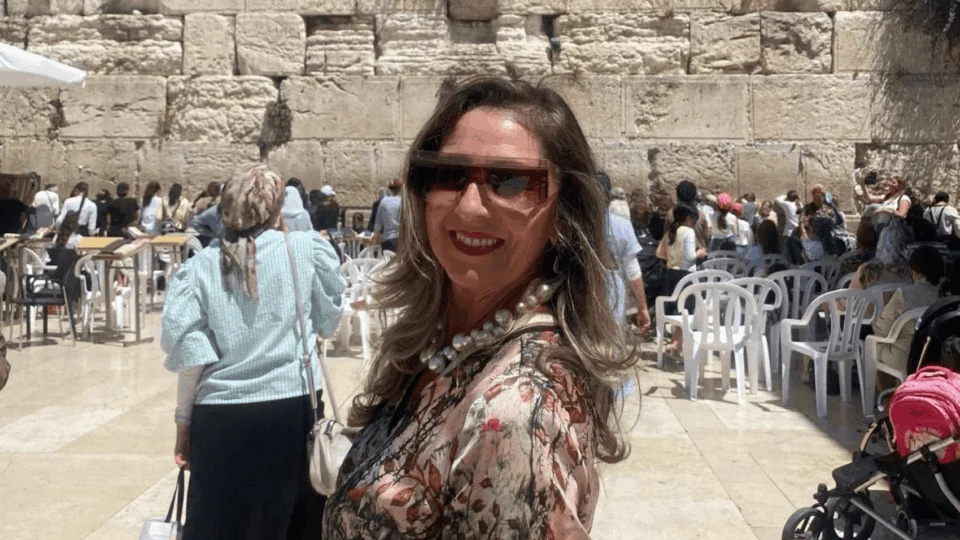 Brasileira impedida de deixar Israel denuncia descaso do governo