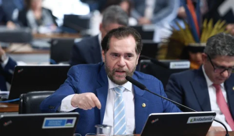 Plínio Valério celebra aprovação da PEC que limita decisões do STF