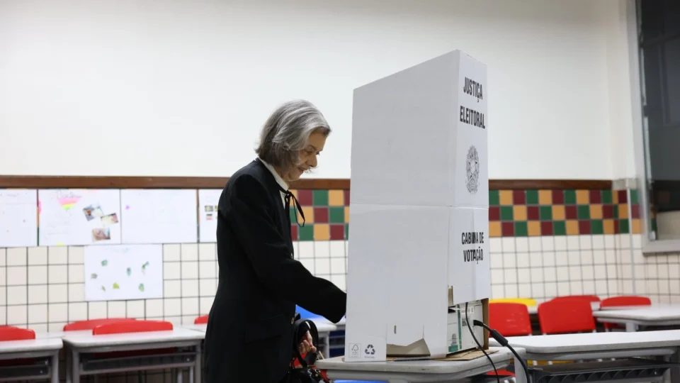 Carmén Lúcia vota em BH e convoca eleitores: ‘Domingo de alegria democrática’