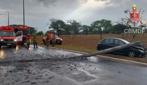 Após batida, poste de iluminação cai e interrompe trânsito em via do DF