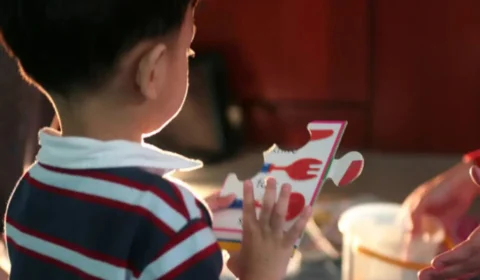 Autista sofre ameaças, castigos e humilhações em escola pública do DF