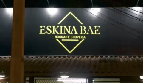 Casal de gays do DF é agredido com socos, chutes e enforcamentos em banheiro de bar