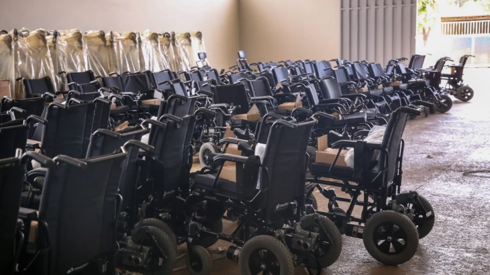 Pacientes do DF recebem 225 cadeiras de rodas motorizadas