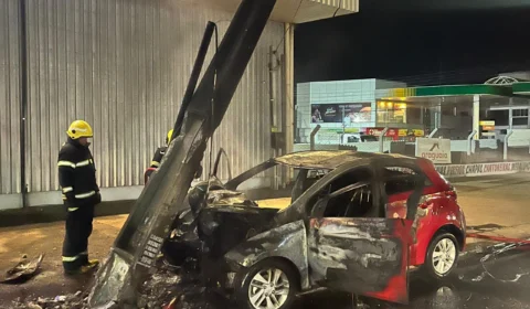 Vídeo: carro bate em poste e pega fogo em Araguaína
